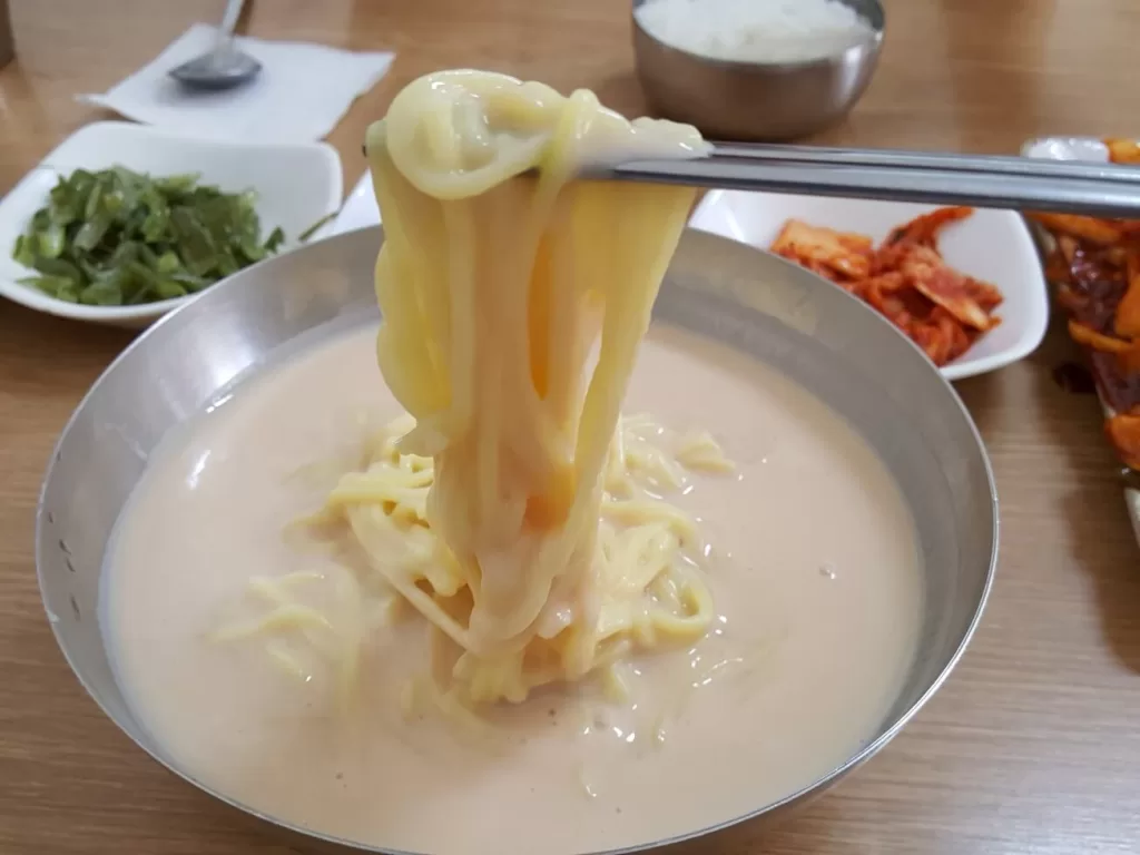 진미식당 콩국수 한 젓가락